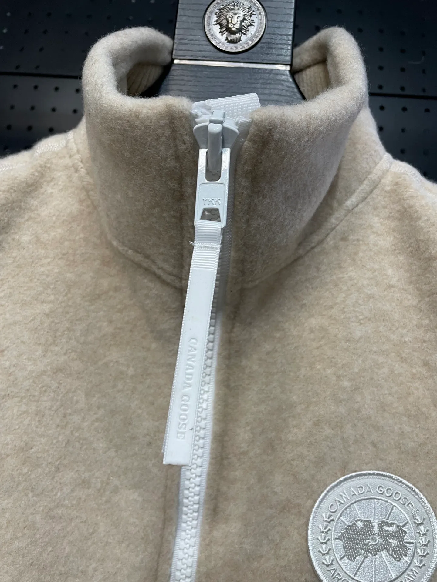 P600 Khaki CANADA GOOSE/Canada Goose Autumn and winter couple's fleece vest jacket 🔘Color: Black Gray Khaki Highest version Original fabric High version High quality) ⚠All details Fabric accessories craftsmanship (all 1:1 verified) (The owner is a "detail monster" so the goods he makes also pay attention to details) 1⃣ Distinguish the wrong version of the market goods: all go single line ❌ Our genuine 1:1 special machine presses the line (high requirements for machine workers) 2⃣ Differentiates the market from drawings and making goods. Fabric color difference is too big. You get what you pay for, not fast food. 3⃣ Differentiates the market from low-end versions to receive labels, hang tags, and wash labels. All our accessories are custom-made (approved level) 4⃣ Differentiates the market from the detail-free workmanship❌ Our workmanship: neckline, shoulder line, armholes, cuffs, hem (In order to increase the cost, we must also restore the original product: yoke taping, double needle threading🔍) Size: S-XXL